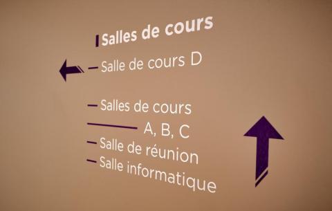 Photographie de la signalétique salle de cours
