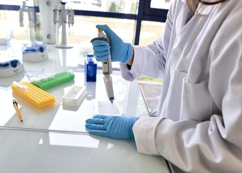 image d'une manipulation en laboratoire